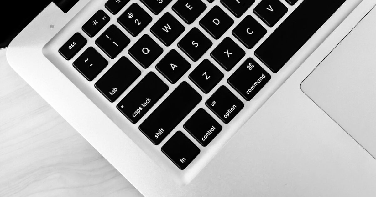 白黒のノートパソコンキーボードのクローズアップ