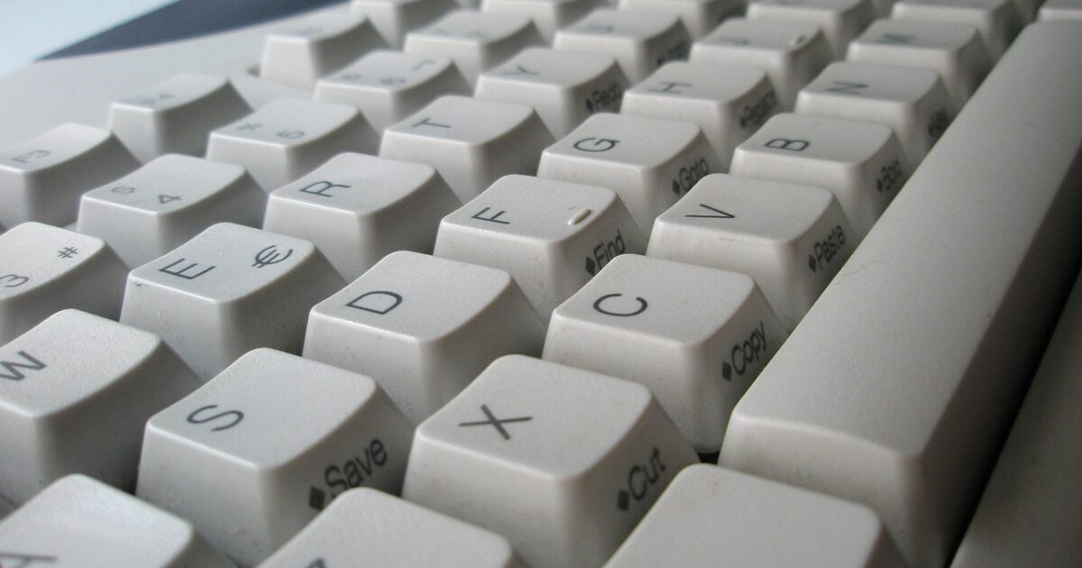 レトロなグレーのデスクトップキーボードのキーの接写