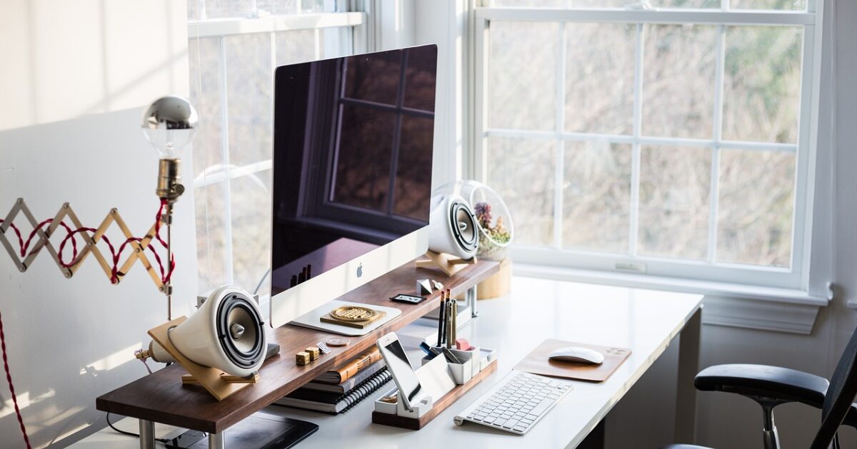 窓際に設置されたスタイリッシュなデスクトップワークスペース