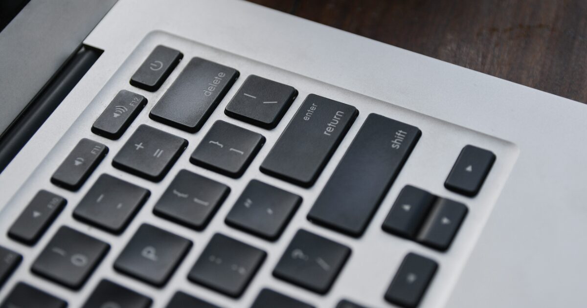 ノートパソコンのキーボードのクローズアップ