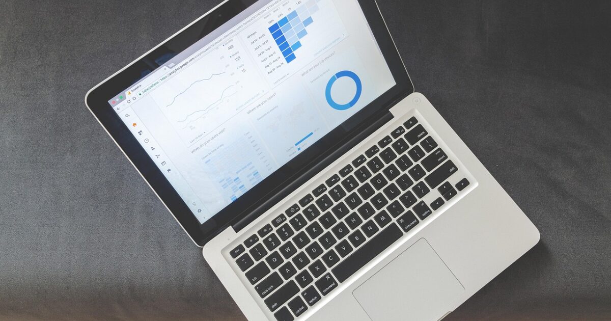 分析ツールが表示されたノートパソコンとグラフデータの画面