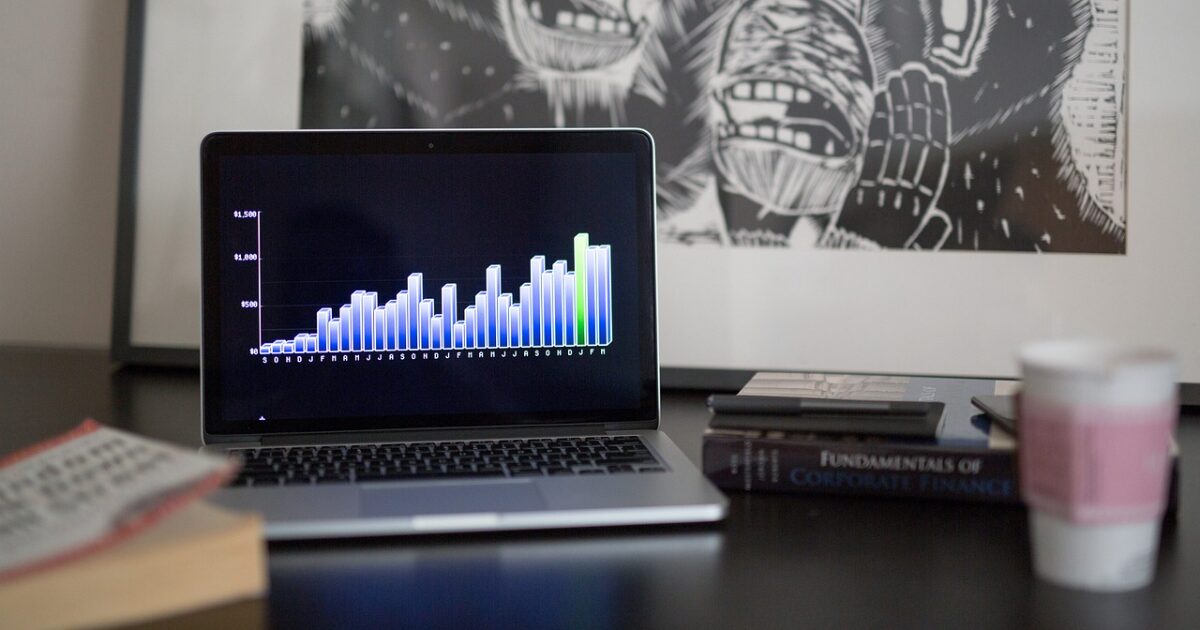 ノートパソコンでグラフを表示したビジネスワークスペース