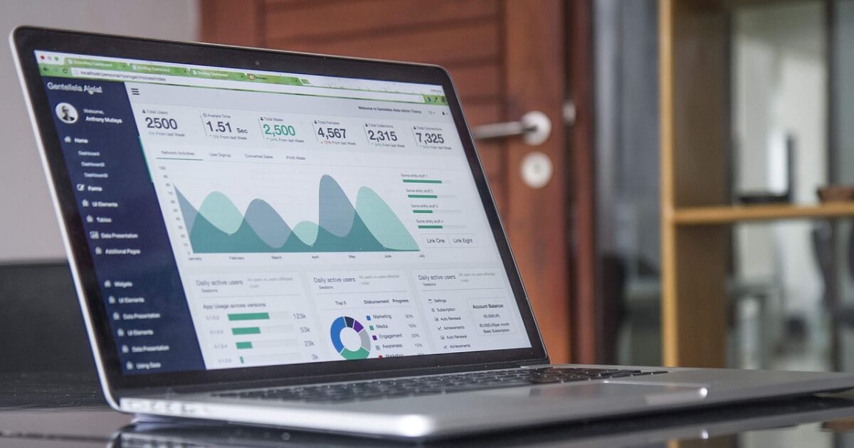 ダッシュボード画面を表示するノートパソコンのクローズアップ