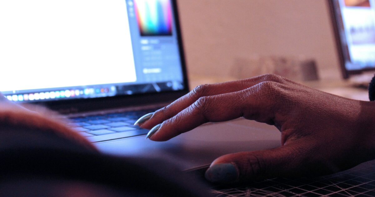 ノートパソコンで作業する手元のアップ